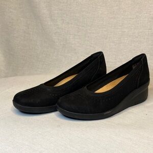 Clarks Women’s Suttyn Kayle slip ons NEW